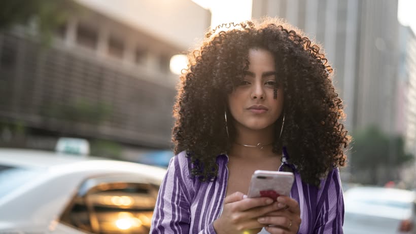 Customer comparing Metrobyt-mobile wireless plan pricing online